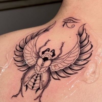 Blackwork — escarabajo egipcio con alas y ojo de Horus