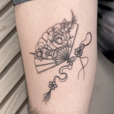 Ornamental fine line — abanico japonés con peonías y lazos en la pierna