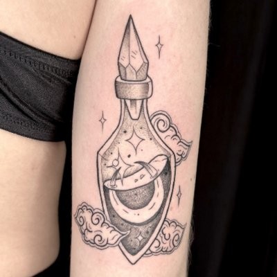 Blackwork — botella de poción con Saturno y detalles cósmicos en el brazo